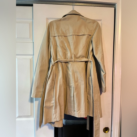Beige trench coat with belt - Picture 2 of 2